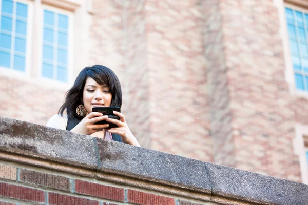 Studenten mit gemischter Rasse schreiben SMS — Stockfoto