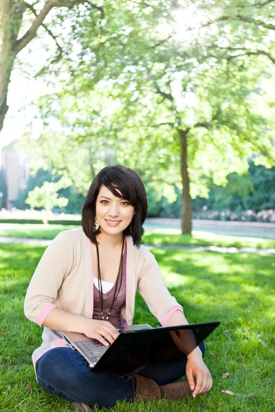 Blandras collegestudent med laptop — Stockfoto