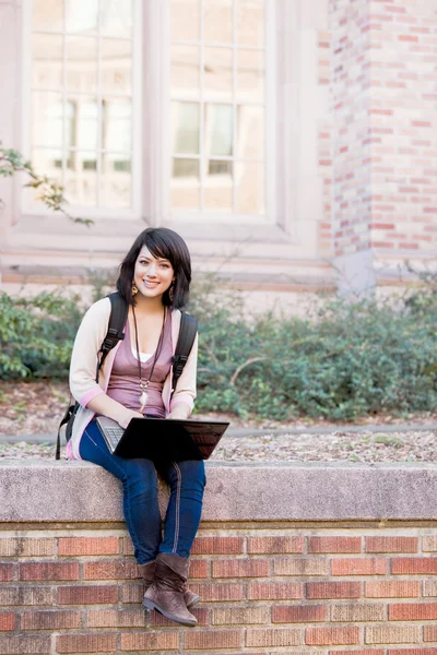 Змішана расова студентка коледжу з ноутбуком — стокове фото