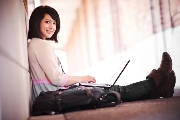 Studente universitario di razza mista con laptop — Foto Stock
