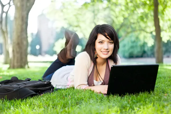 Blandras collegestudent med laptop — Stockfoto