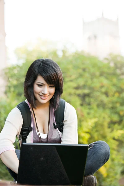Студент смешанной расы с ноутбуком — стоковое фото