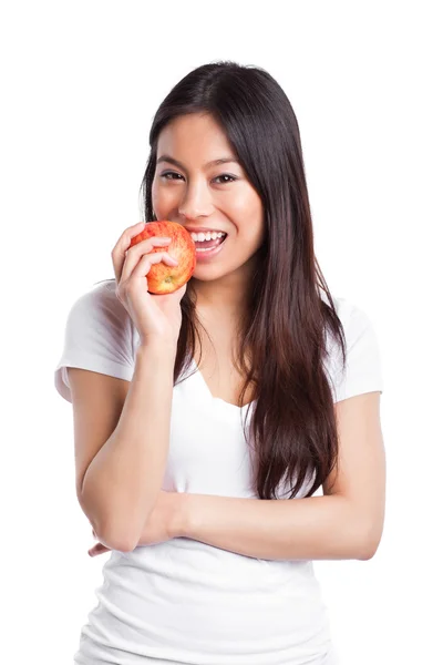 Азиатка ест яблоко — стоковое фото