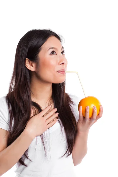 Mulher asiática bebendo suco de laranja — Fotografia de Stock