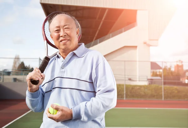 Старший теннисист — стоковое фото