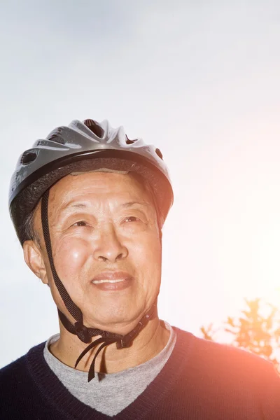 Senior asiatico uomo con bici casco — Foto Stock