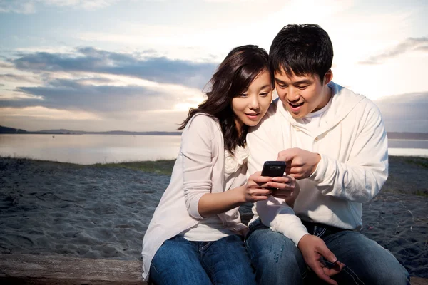 Asiática pareja mensajes de texto — Foto de Stock