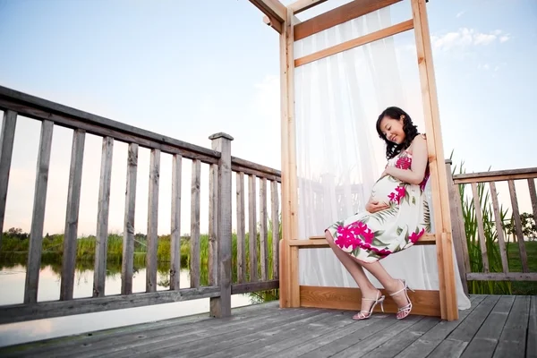 Gravid asiatisk kvinna — Stockfoto
