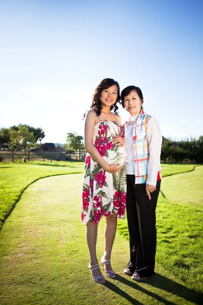 Gravid asiatisk kvinna — Stockfoto