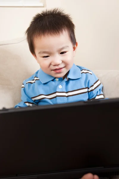 Niño con portátil —  Fotos de Stock