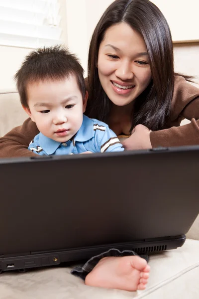 Madre e figlio con computer portatile — Foto Stock