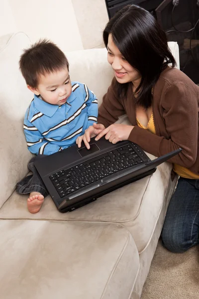 Μητέρα και γιος με φορητό υπολογιστή — Φωτογραφία Αρχείου