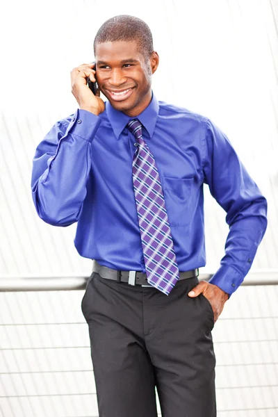 Biznesmen czarny na telefon — Zdjęcie stockowe