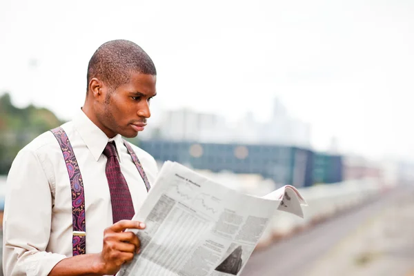 Podnikatel čtení noviny — Stock fotografie