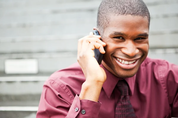 Чёрный бизнесмен на телефоне — стоковое фото