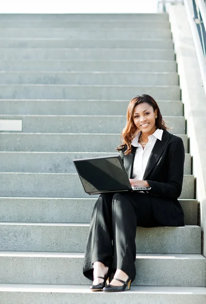 Zwarte zakenvrouw met laptop — Stockfoto