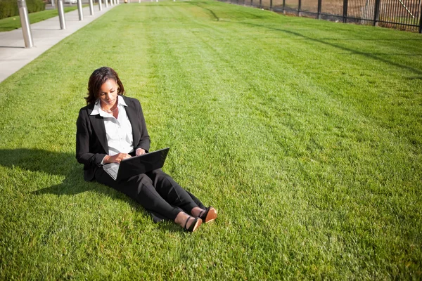 Svart affärskvinna med laptop — Stockfoto