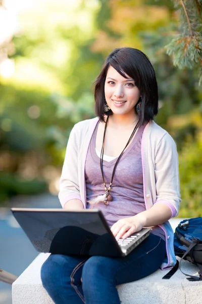 Mixed Race College Student mit Laptop — Stockfoto