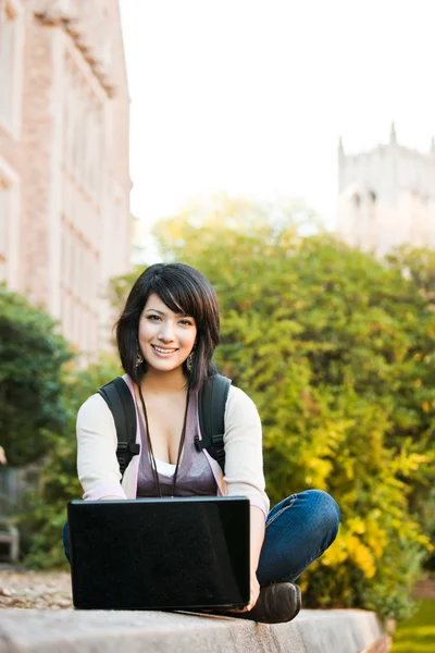 Змішана расова студентка коледжу з ноутбуком — стокове фото