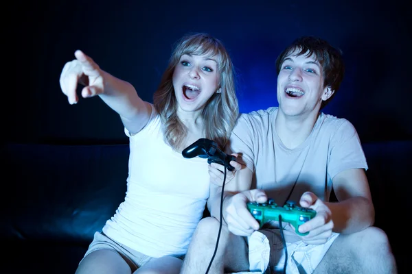 Пары, играющие в видеоигры Лицензионные Стоковые Изображения