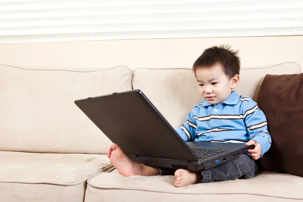 Dizüstü bilgisayar ile çocuk Stok Resim