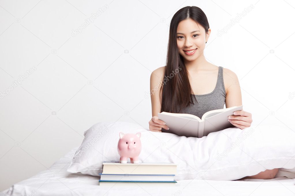 Студентка на белоснежной кровати