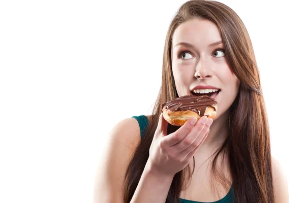 Женщина ест пончик — стоковое фото