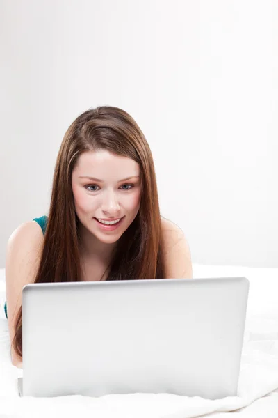 Dizüstü bilgisayarı olan genç kadın — Stok fotoğraf