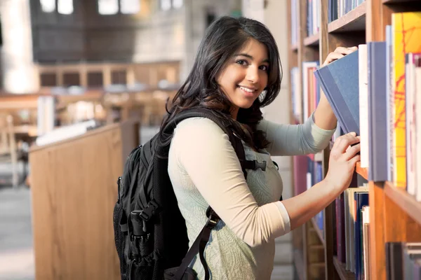 Asijská studentka v knihovně — Stock fotografie