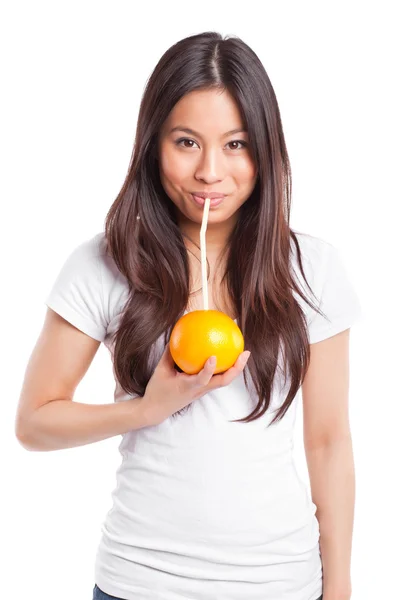 Mujer asiática bebiendo jugo de naranja — Foto de Stock