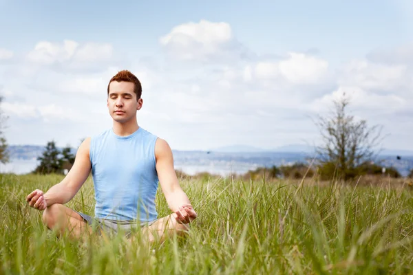 Homem de raça mista praticando ioga — Fotografia de Stock