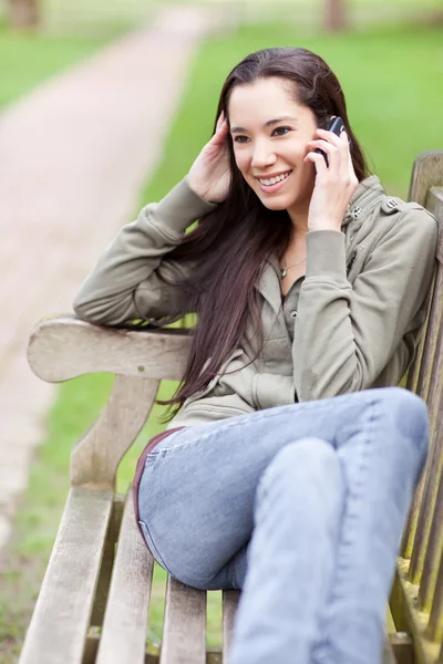 Ethnische Studentin am Telefon — Stockfoto
