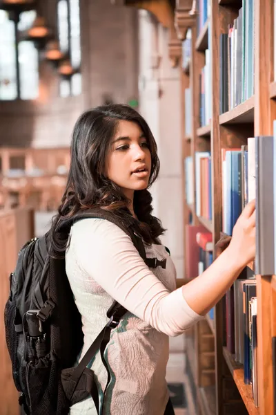Asiática estudiante en biblioteca —  Fotos de Stock