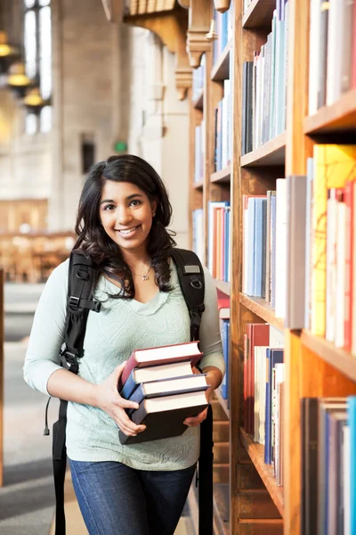 Aziatische student aan de bibliotheek — Stockfoto