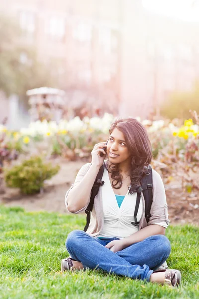 Asiatische Studentin am Telefon — Stockfoto