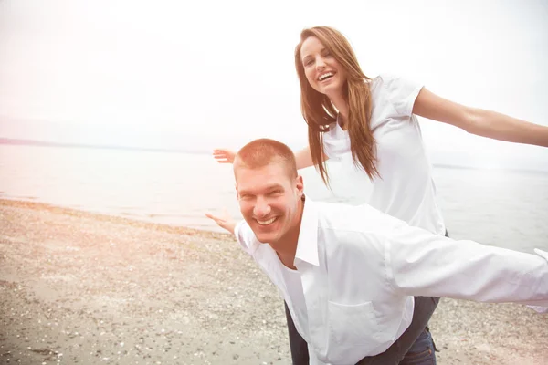 Feliz casal caucasiano — Fotografia de Stock