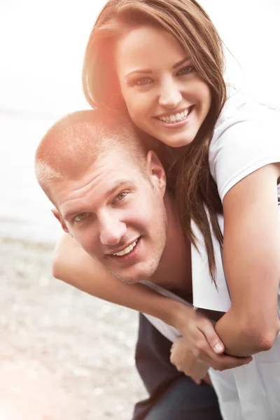 Feliz casal caucasiano — Fotografia de Stock