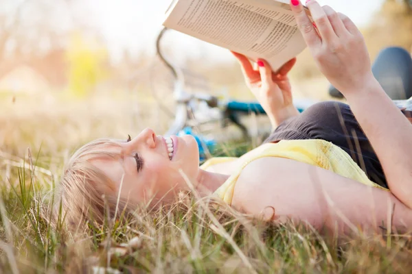 美しい白人女性の屋外読書 — ストック写真
