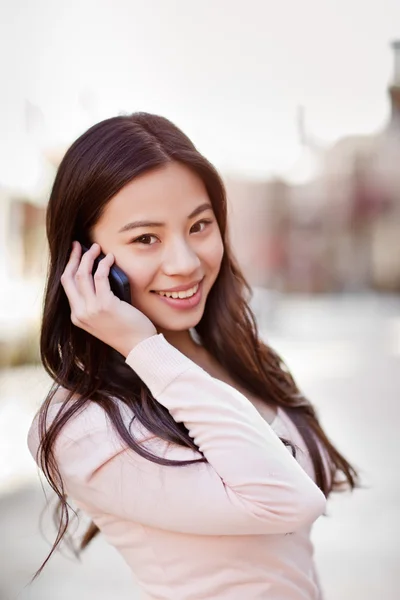 Азиатка на телефоне — стоковое фото