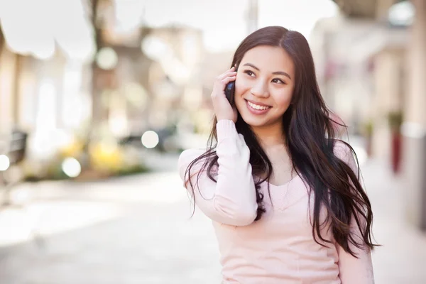 Asiatische Frau am Telefon — Stockfoto