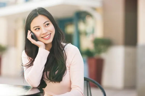 Asiatisk kvinna på telefon — Stockfoto