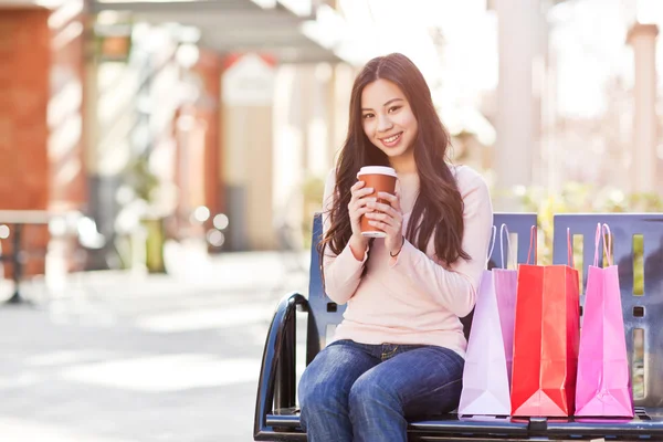 Shopping woman drinking coffee — Stock Photo, Image
