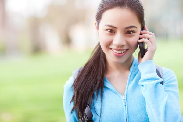 Asiatische Studentin am Telefon — Stockfoto