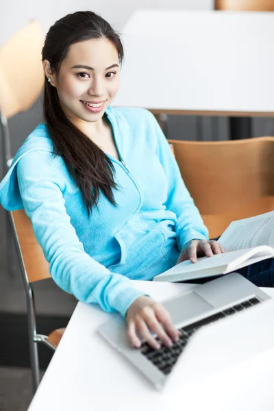 Aziatische college student — Stockfoto