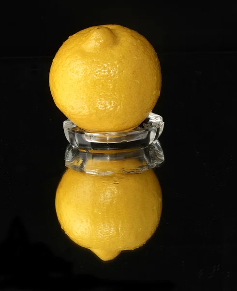 Citron och hans reflektion — Stockfoto