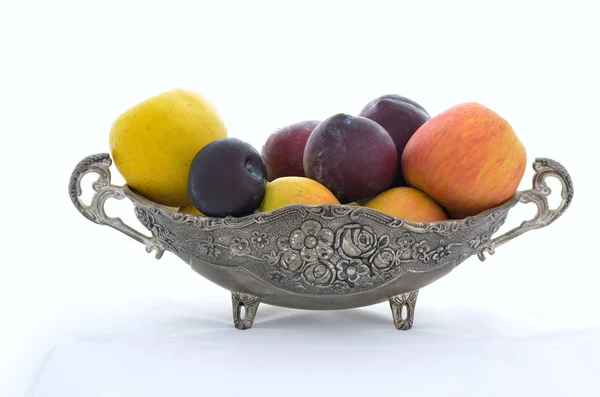Koristeellinen maljakko hedelmiä — kuvapankkivalokuva