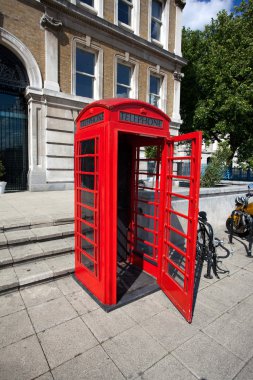 Londra'daki eski kırmızı telefon kutusu