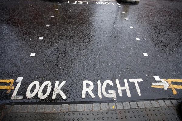 ロンドンの通りで横断歩道で右の警告を見る — ストック写真