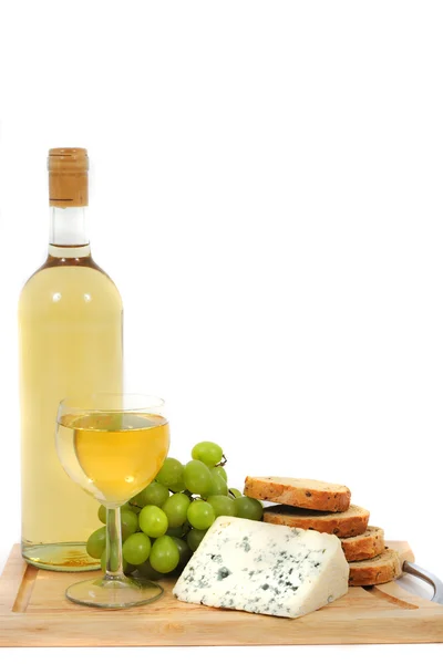 Вино, виноград, сыр и хлеб на белом фоне — стоковое фото