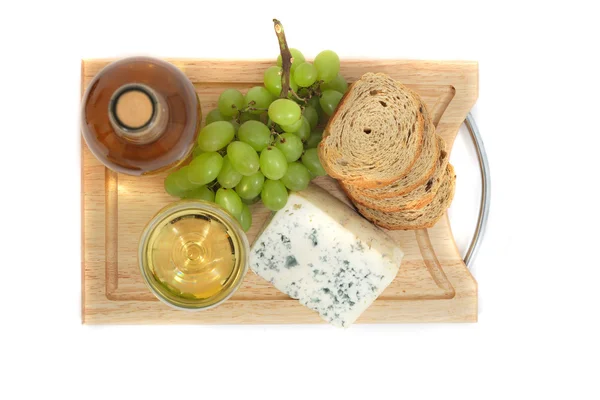 Vinho, uvas, queijo e pão sobre o fundo branco — Fotografia de Stock